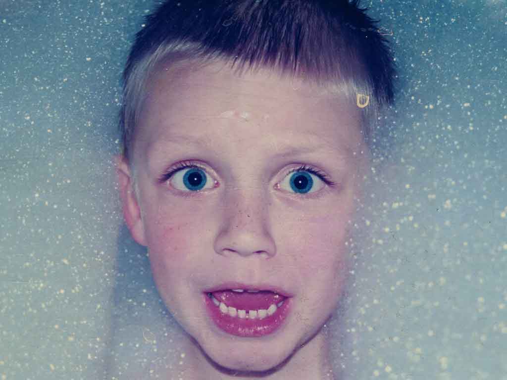 Das Bild zeigt einen kleinen Jungen mit vor Aufregung geweiteten Augen in einem Schaumbad, wie er schreit, als Vorschau für den Eltern-Workshop Zähne putzen Fehlanzeige.