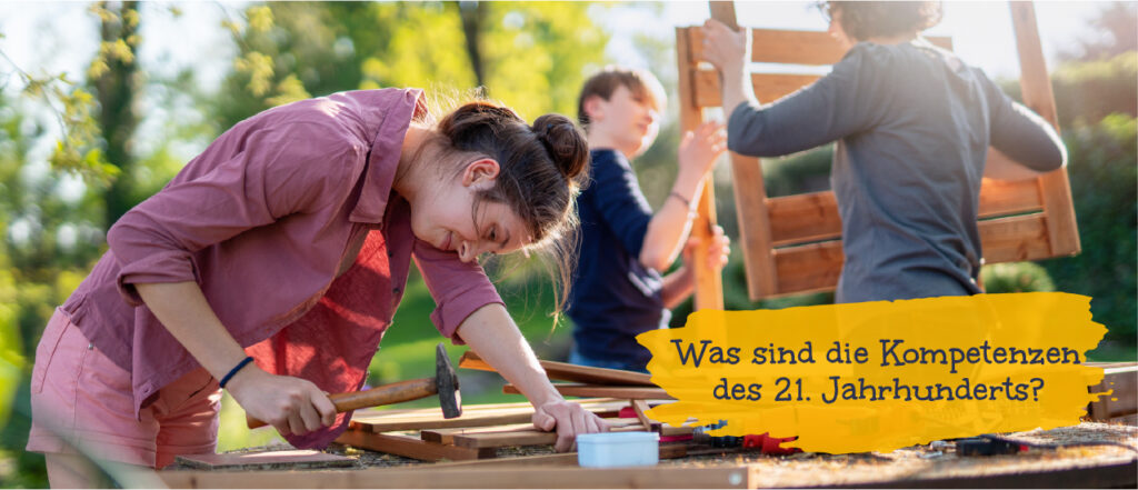Das Foto zeigt eine Naturpädagogin, die mit zwei Teenagern im Freien mit Holz arbeitet, dabei steht: Was sind die Kompetenzen des 21. Jahrhunderts?