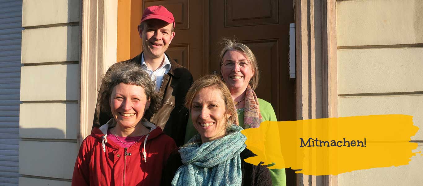 Das Foto zeigt das Team von Potsdam bewegt Bildung, einem gemeinnützigen Verein für ein besseres Schulsystem. Dabei steht das Wort Mitmachen.